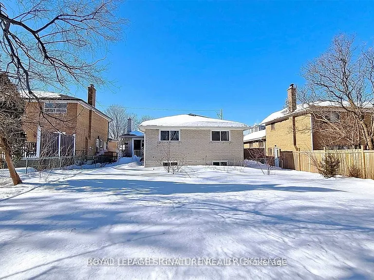 17 Baroness Cres #UPPER — Photo 37