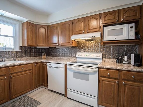3rd image of 863 Milford Dr