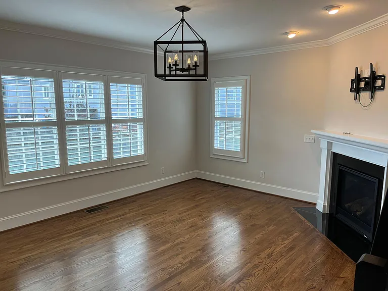 511 Devereux St — Photo 11