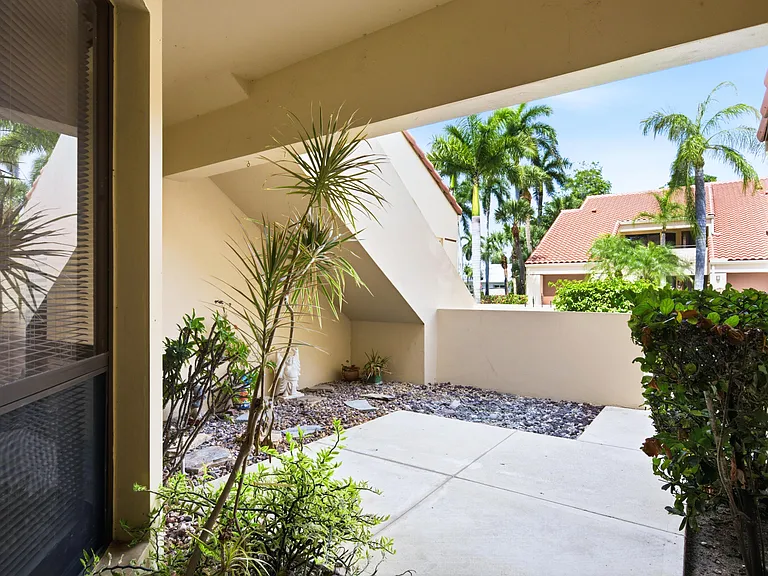101 Waterview Dr — Photo 2