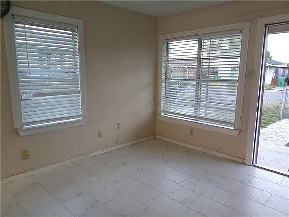 3rd image of 1828 Plaza Dr