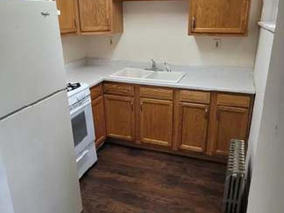 3rd image of 805 E 7th St