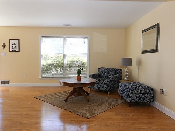 4th image of 35 Ossman Ct