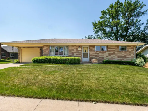 1842 Carter Rd, Dubuque, IA 52001