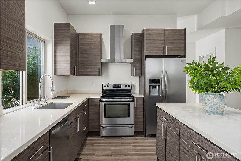 3rd image of 647 S 150th Street