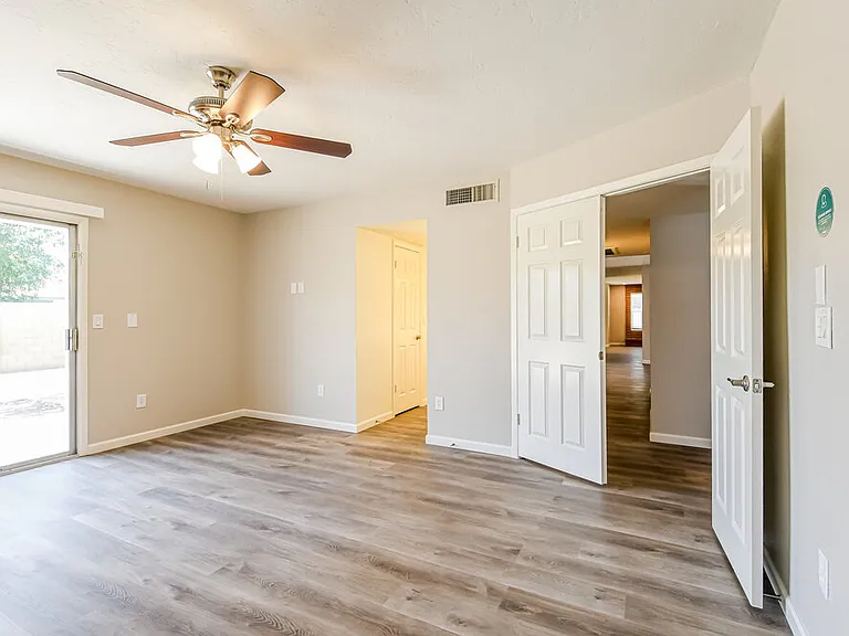 301 E Keogh Dr — Photo 10