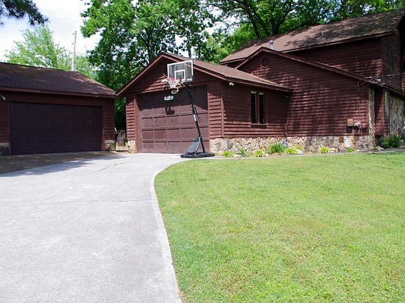 2nd image of 401 Cedar Glen Cir