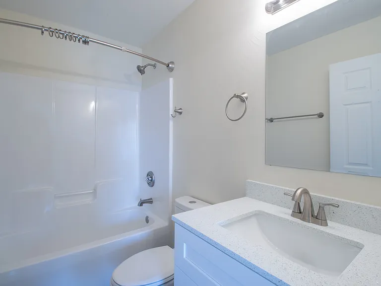 420 Richmond Dr — Photo 11