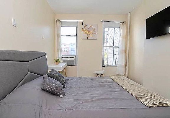 3rd image of 914 Gates Ave #4