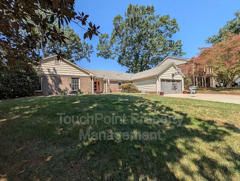 4 bed, 2.0 bath, 2100 sqft, $2,700 — Photo 2