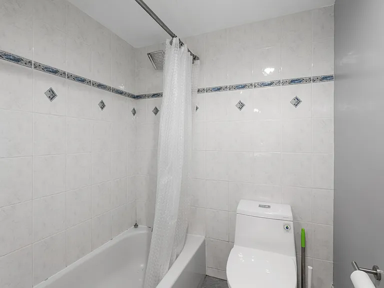 617 S American St — Photo 19