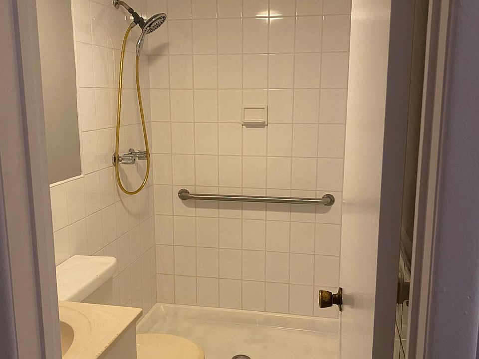 1st image of 35 Langere Pl APT K