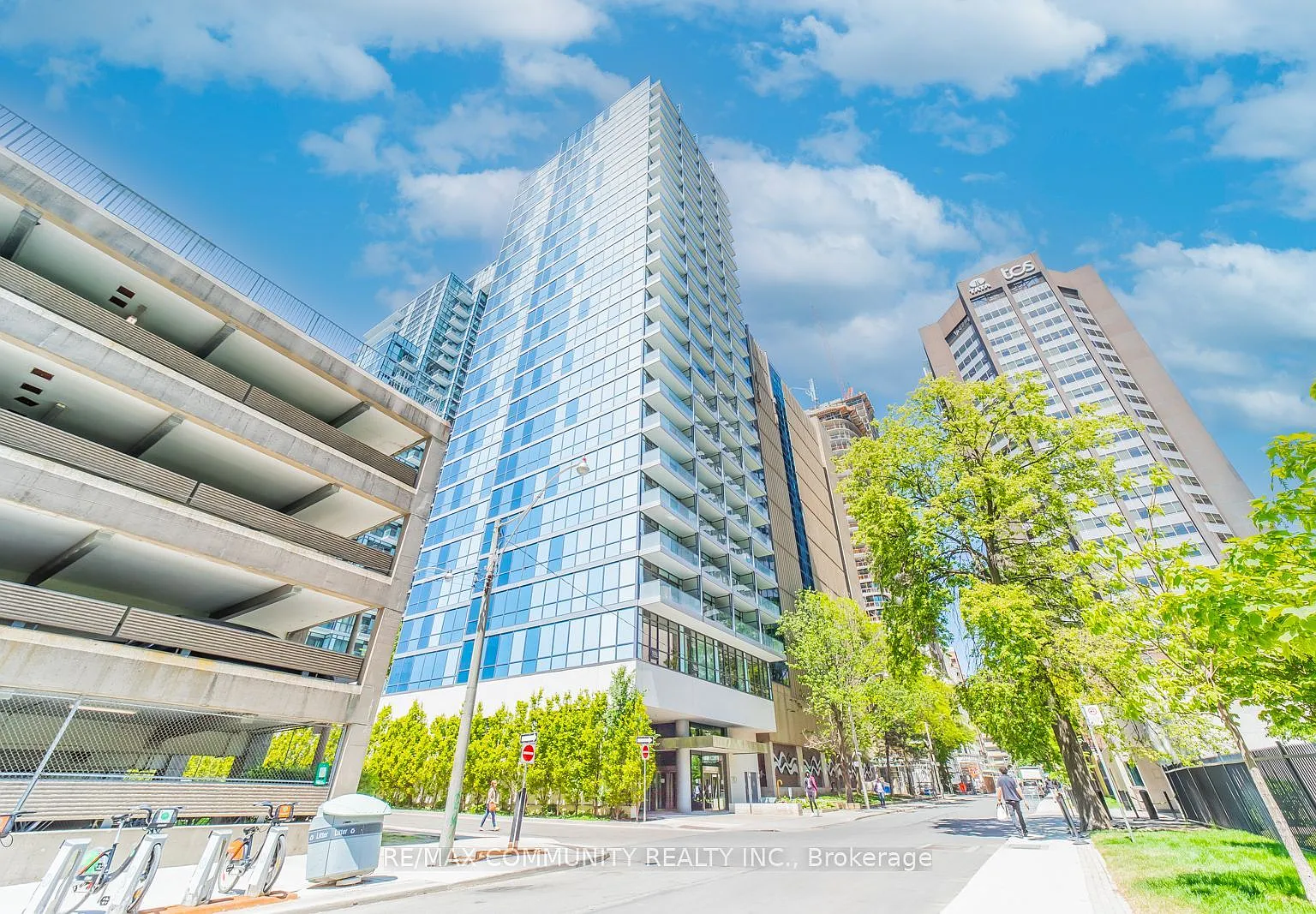 210 Simcoe St — Photo 2