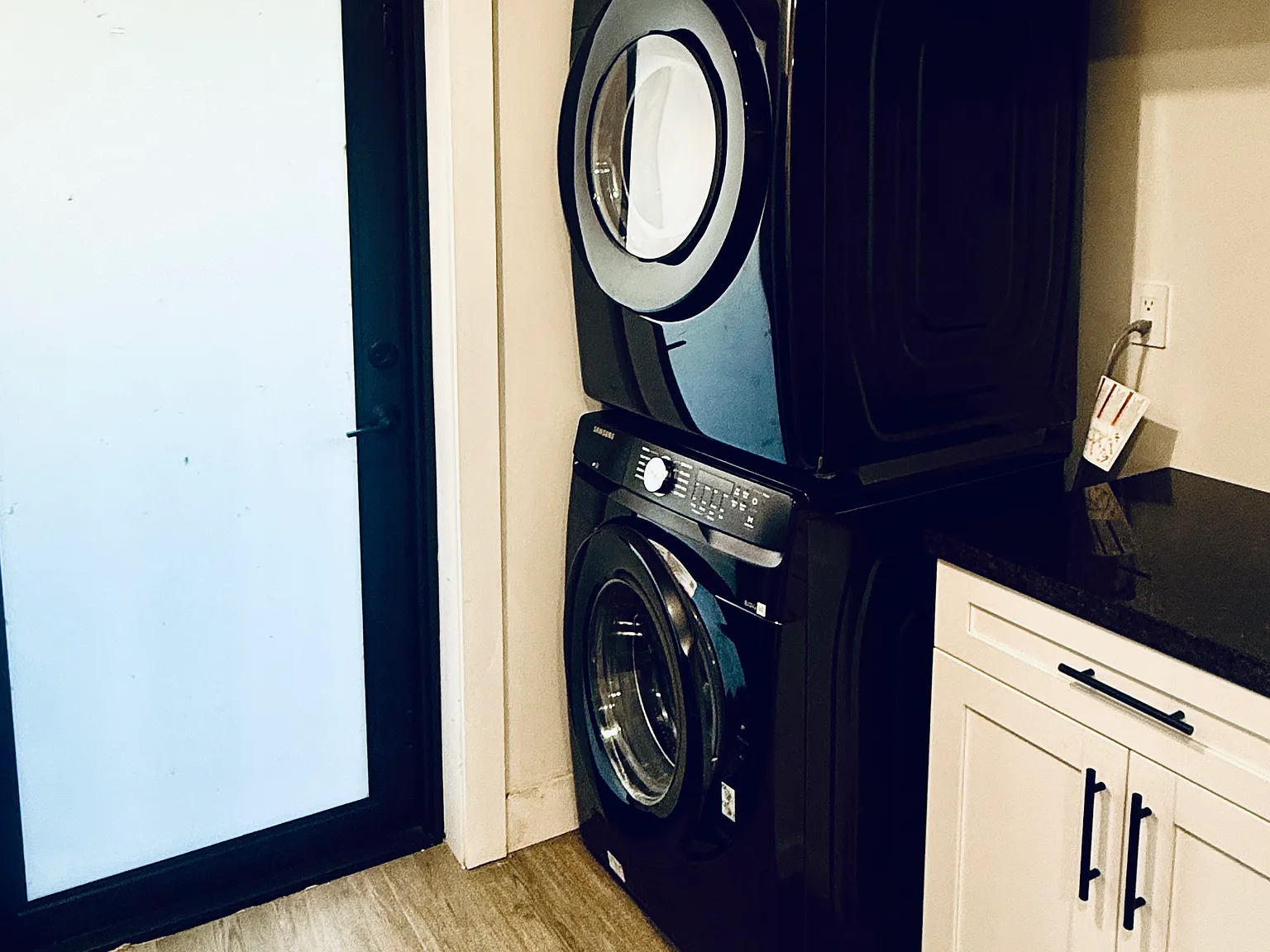 2 bed, 900 sqft, $2,300 — Photo 1