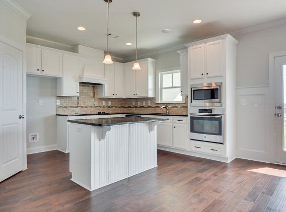 5th image of 240 Tulip Dr