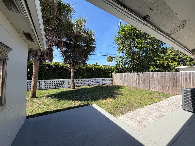 443 SE 13th Ct — Photo 5