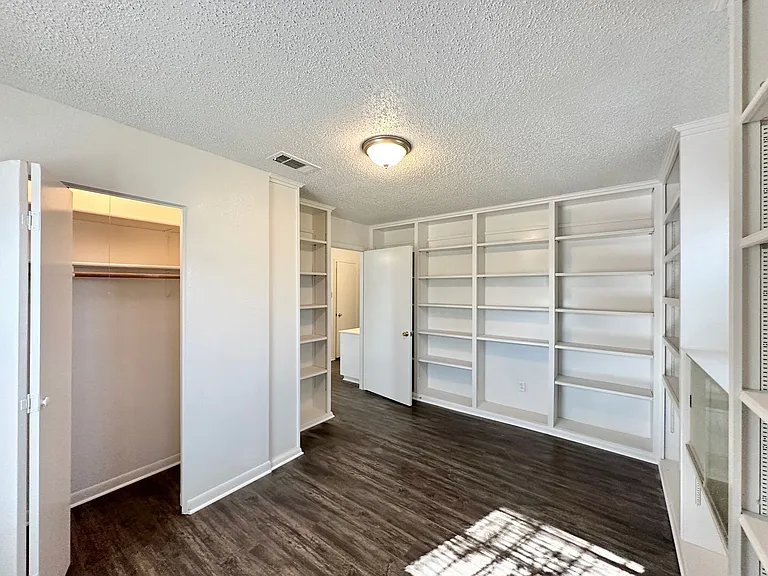 1501 Farhills Dr — Photo 40