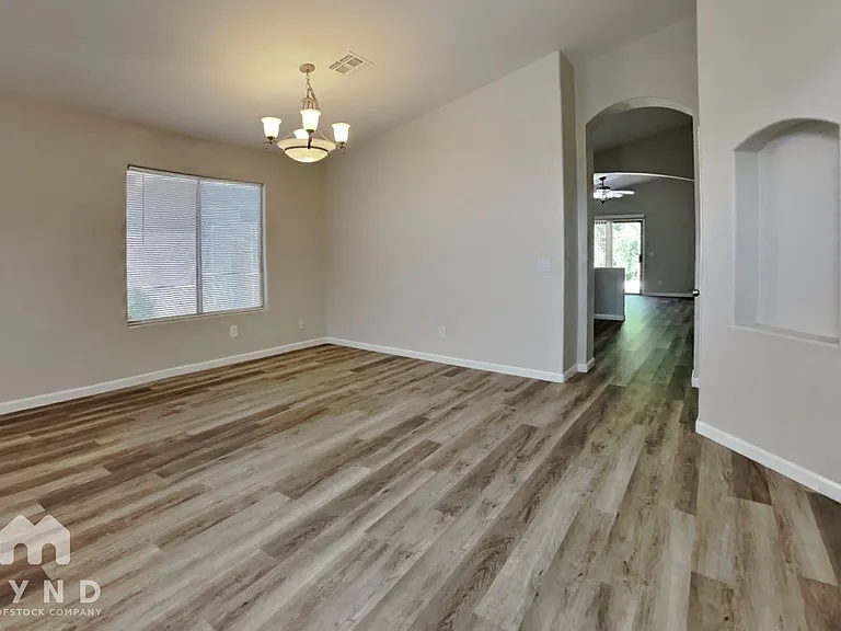 714 E Lovegrass Dr — Photo 3