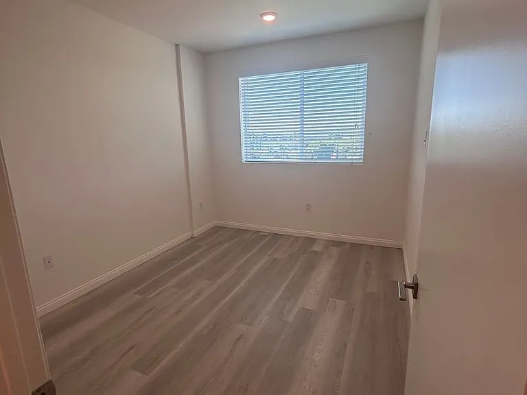 V on Victory Apartments — Photo 60