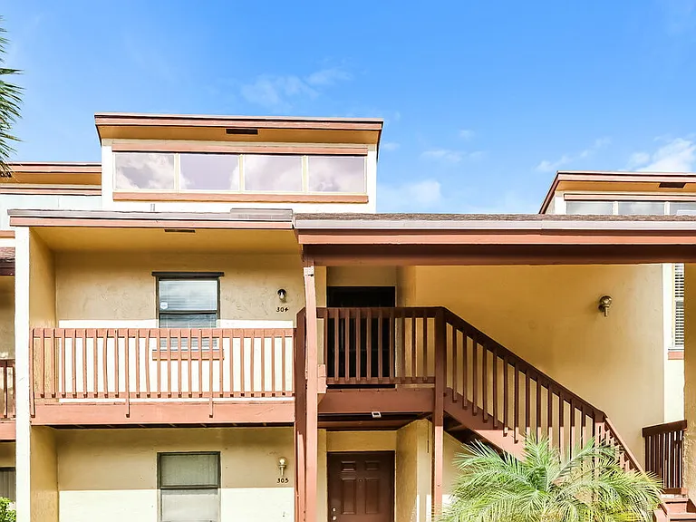 304 Lakeview Dr E — Photo 1