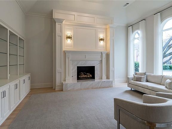 4th image of 8 Crownwood Ct