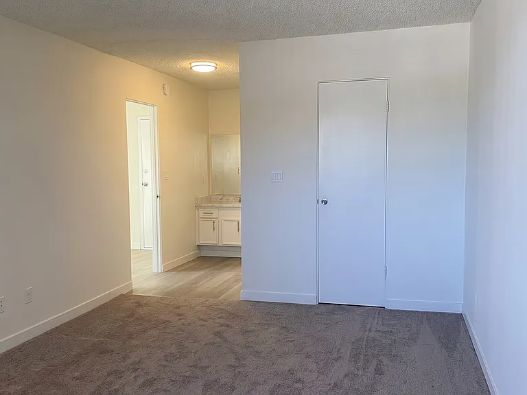 11434 Calvert St — Photo 6