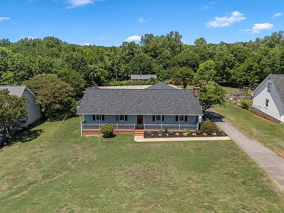 3rd image of 138 Parris Ridge Dr