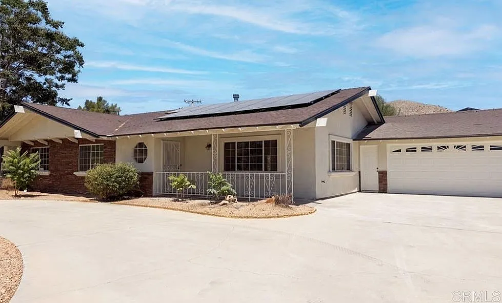 3 bed, 8.0 bath, 2108 sqft, $2,300 — Photo 1