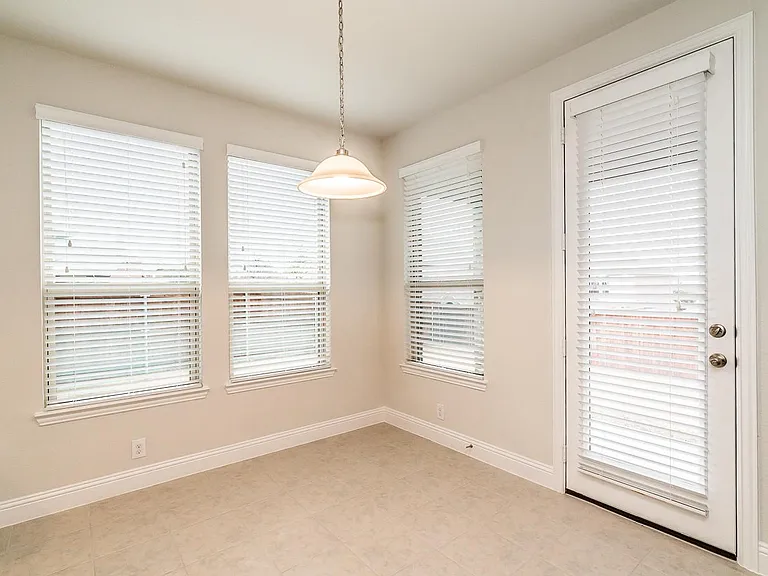 3816 Walden Dr — Photo 8