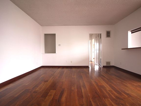 3rd image of 7121 Woodman Ave APT 14