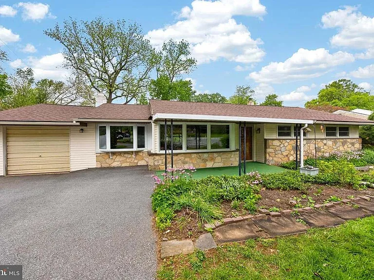 221 Hillside Dr — Photo 2