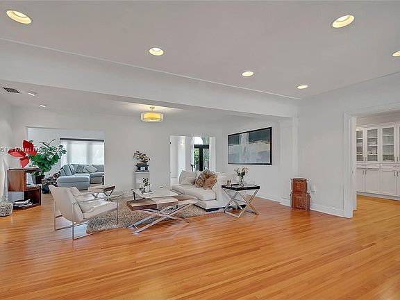 3rd image of 4516 University Dr