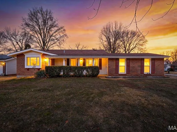 1 Welwyn Ct, Florissant, MO 63033