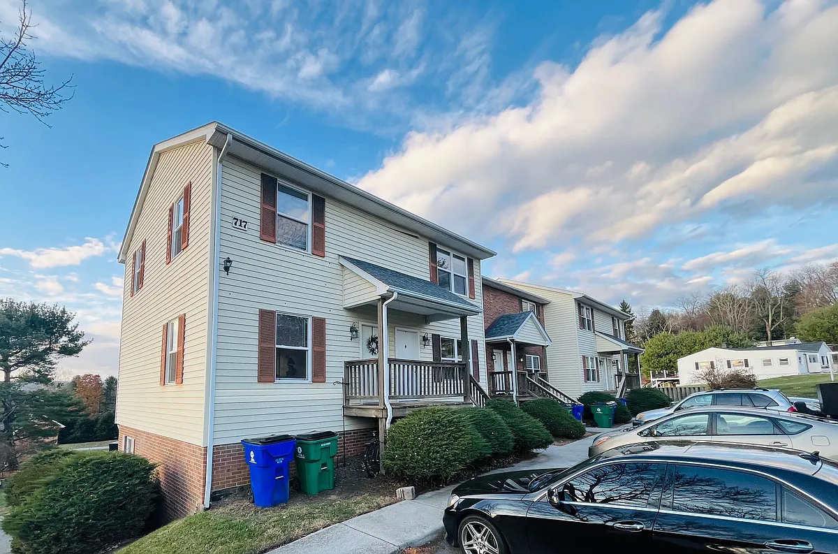Building Photo - 2 Bedroom, 1 Bath Apartment