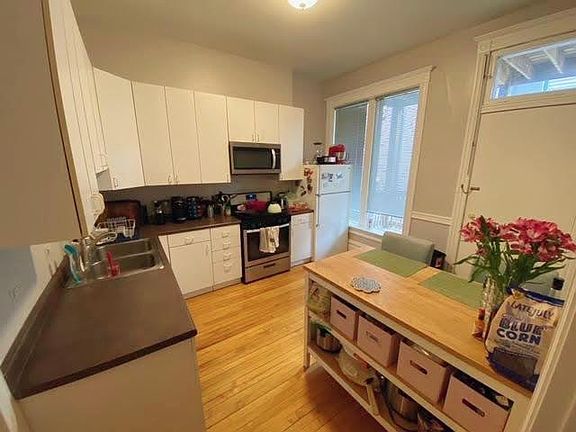 3rd image of 3323 N Kenmore Ave #1