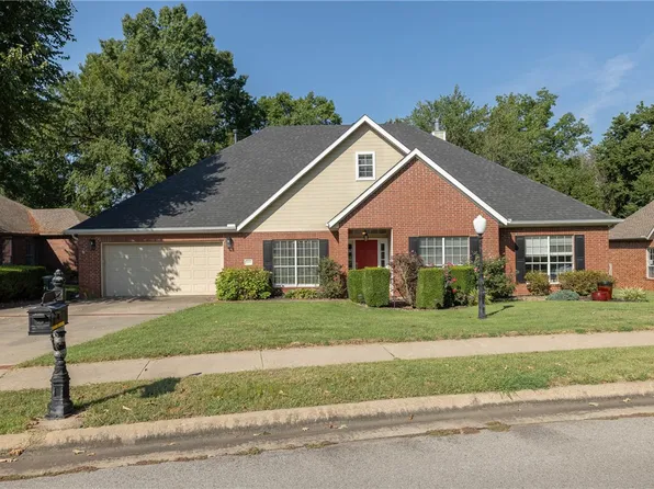 2899 N Brookbury Xing, Fayetteville, AR 72703