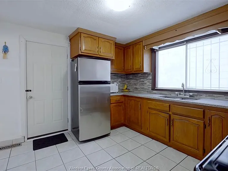 1073 Pierre Ave — Photo 5
