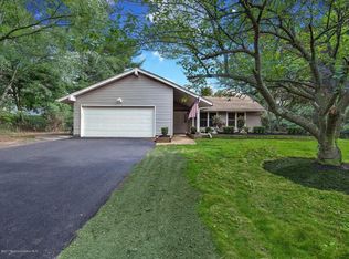 11 Lamb Ln, Manalapan, NJ