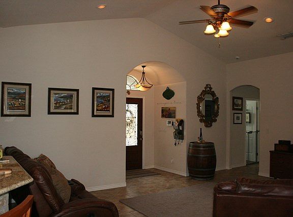 4th image of 1404 E Pecan Ave