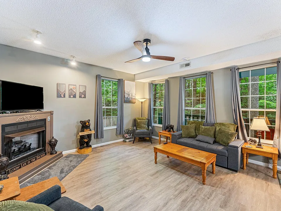 1052 Twin Oaks Rd