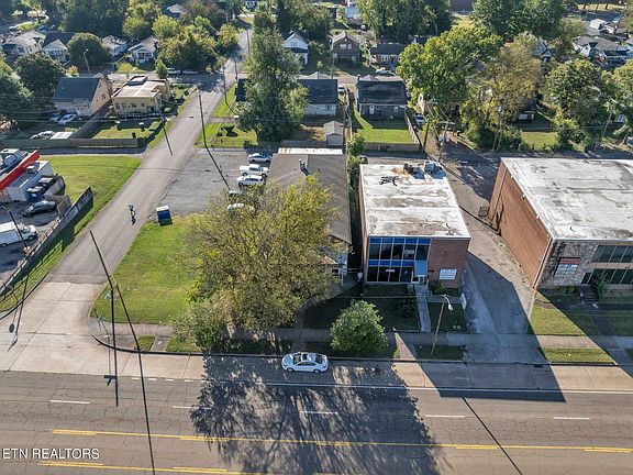 5th image of 2930 E Magnolia Ave