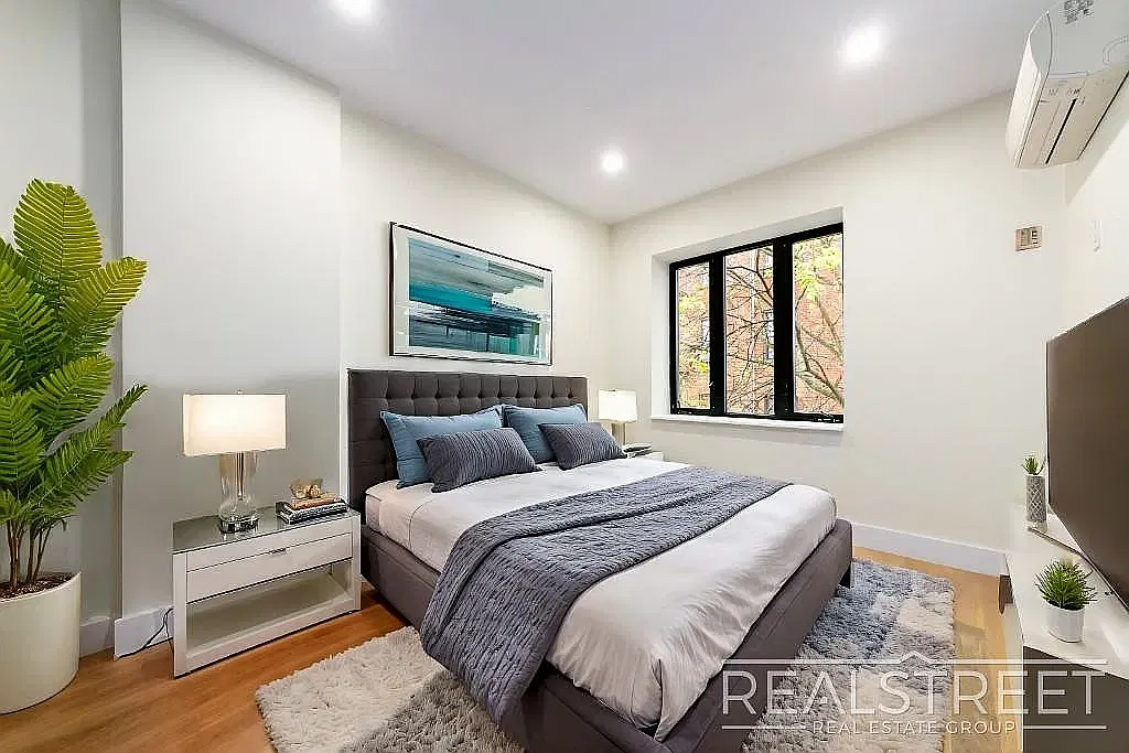 1406 Lincoln Place — Photo 4