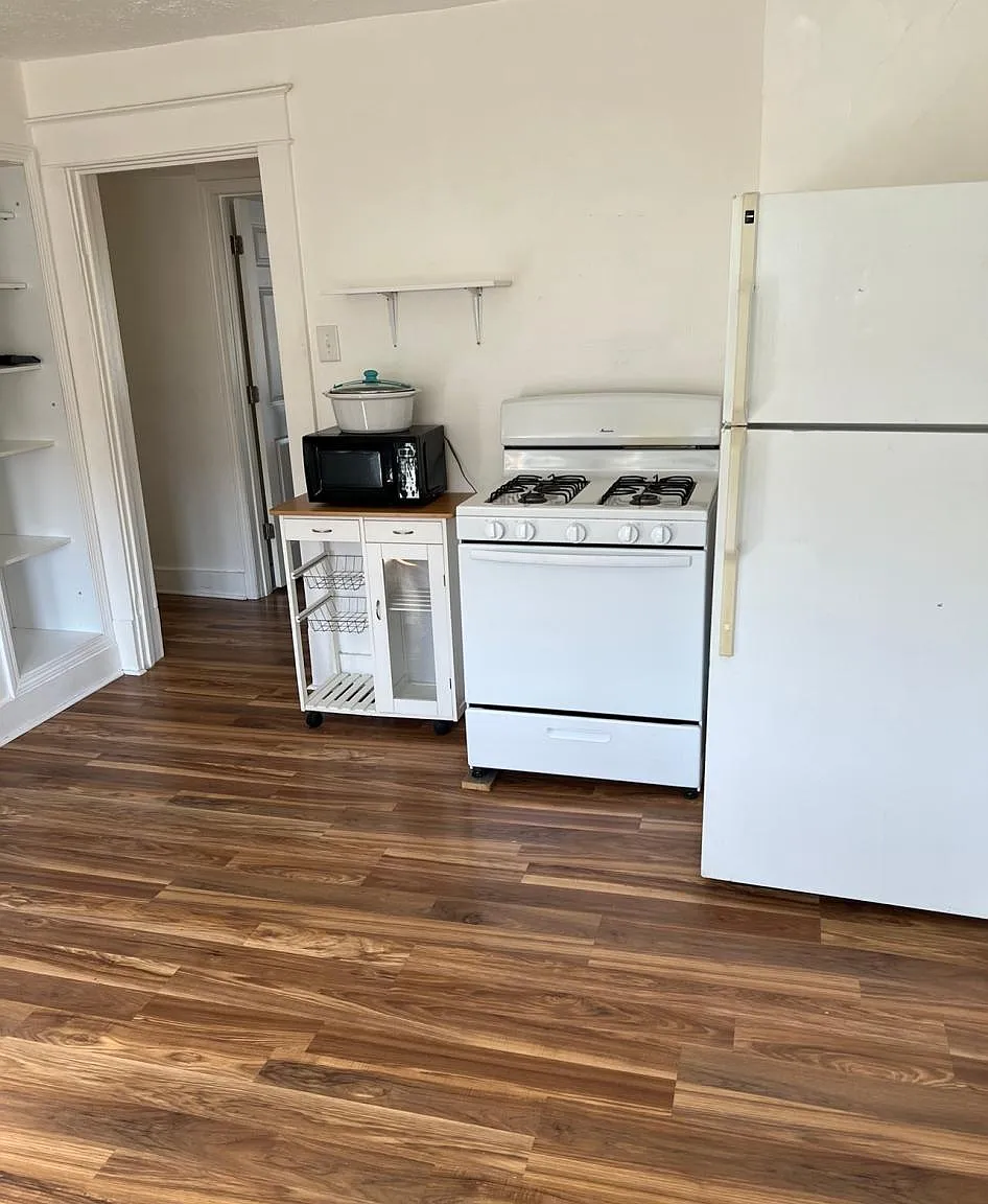82 N Hinman St — Photo 2