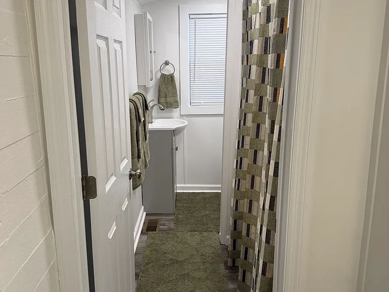 1090 King Edward Ave SE — Photo 23