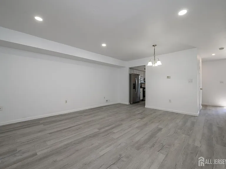 805 Darlington Dr — Photo 6