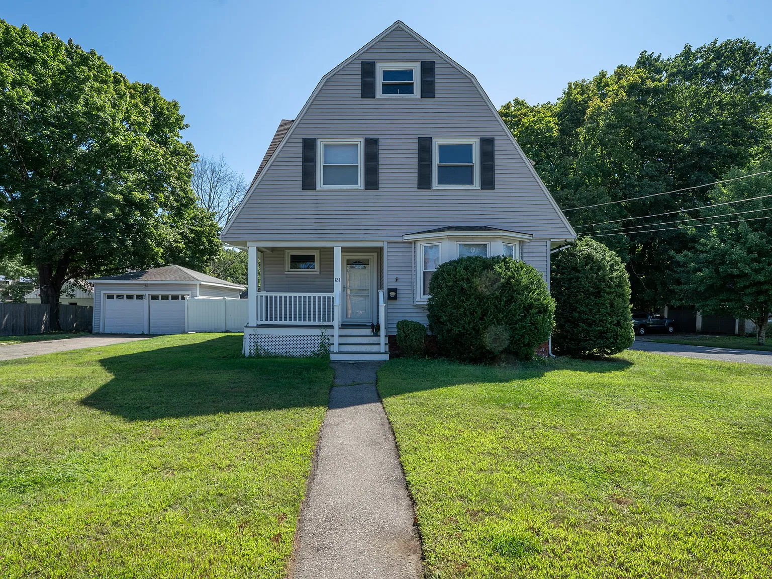 121 Oakland St — Photo 1