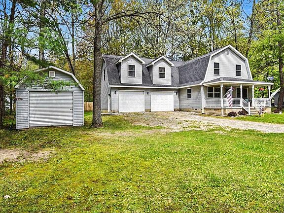 3rd image of 210 Whitebirch Dr