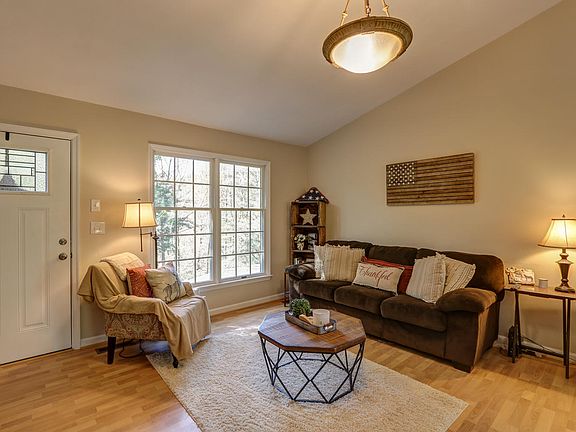 3rd image of 140 Oakwood Dr