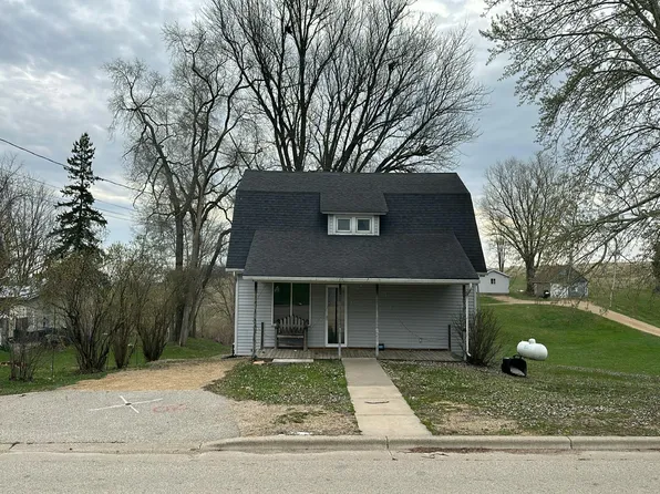 108 Bunker Hill St, Potosi, WI 53820