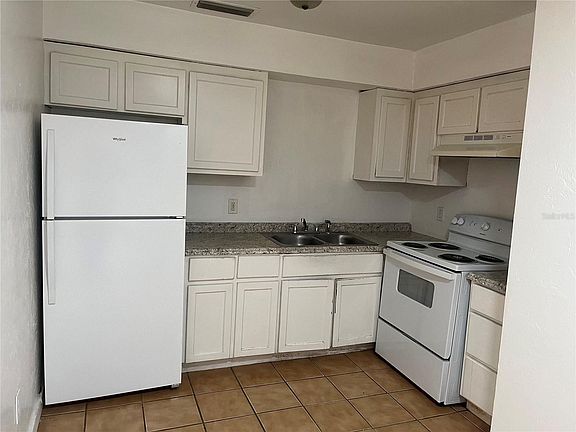 4th image of 2629 SW 31st Pl Unit 1